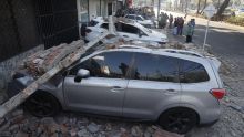 Fotografía que muestra un vehículo afectado por un muro tras un fuerte temblor este lunes, en Cali (Colombia). EFE/ Ernesto Guzmán