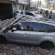 Fotografía que muestra un vehículo afectado por un muro tras un fuerte temblor este lunes, en Cali (Colombia). EFE/ Ernesto Guzmán