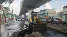 El incidente, que involucró un ducto de 48 pulgadas de diámetro, provocó el colapso de la carpeta asfáltica y la formación de un socavón (Foto: Especial)