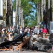 Personas observan escombros de una edificación afectada por un terremoto de magnitud 7,4 este lunes, en Manizales (Colombia). EFE/ Juan Augusto Cardona