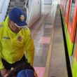 El incidente ocurrió en la zona de vías de la mencionada parada, lo que obligó a la suspensión momentánea del servicio en la "Línea Dorada" (Foto: Especial)