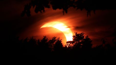 La Luna oculta el Sol durante el eclipse solar parcial sobre un campo cerca de Sabile, Letonia, el 12 de agosto de 2026. El último eclipse solar total visible desde Letonia ocurrió en 1954, mientras que el próximo se espera para 2142, según la Sociedad Astronómica Letona. Un eclipse solar anular será visible desde algunas zonas de Letonia el 21 de junio de 2039. 