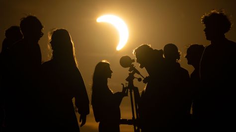 Varias personas observan el eclipse solar parcial desde la cima del monte Great Feldberg, al noroeste de Frankfurt, Alemania, el 12 de agosto de 2026. (EFE)
