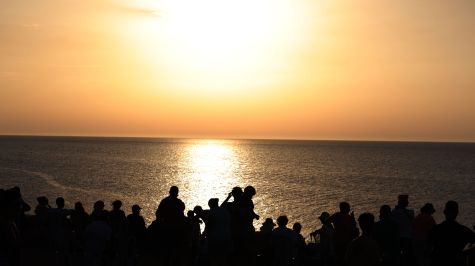 Personas observan un eclipse solar parcial en Sidi Mechreg, en la Gobernación de Bizerta, Túnez, el 12 de agosto de 2026. (EFE)