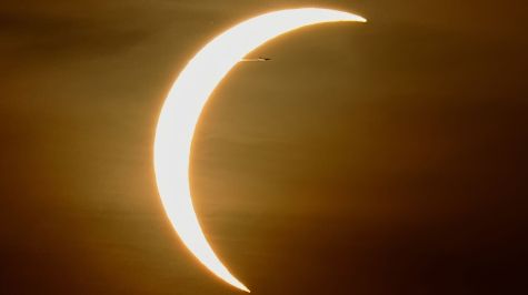 Vista del eclipse solar desde la localidad mallorquina de Banyalbufar, este miércoles. (EFE)