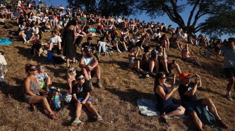 Varias personas observan el eclipse solar parcial en Greenwich Park, Londres, Gran Bretaña, el 12 de agosto de 2026. Alrededor del 90 % del Sol quedó oculto durante el punto máximo del eclipse, aproximadamente a las 19:12 hora local, según el Real Observatorio de Greenwich. El eclipse fue visible en Londres desde aproximadamente las 18:17 hasta las 20:06.. (EFE)