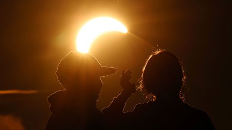 Varias personas observan el eclipse solar parcial sobre un campo cerca de Sabile, Letonia, el 12 de agosto de 2026. El último eclipse solar total visible desde Letonia ocurrió en 1954, mientras que el próximo se espera para 2142, según la Sociedad Astronómica Letona. Un eclipse solar anular será visible desde algunas zonas de Letonia el 21 de junio de 2039. (EFE)