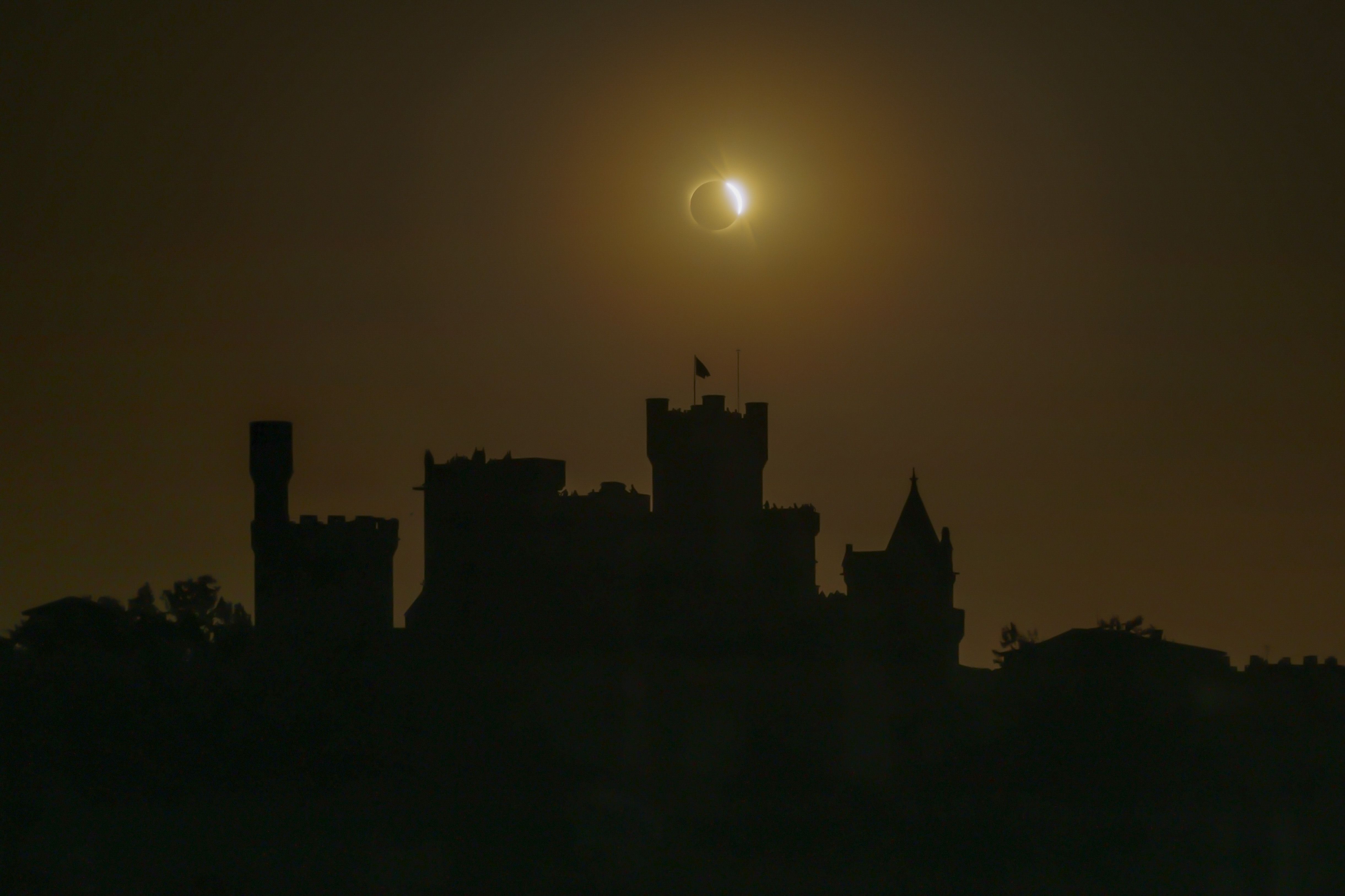 Fase de “anillo de diamante” del eclipse solar total sobre el Palacio Real de Olite (Navarra) que ha tenido lugar este miércoles, el primero en la península ibérica desde 1905, y que ha sido visible en un 100% en la zona Media y Ribera de Navarra.  (EFE)