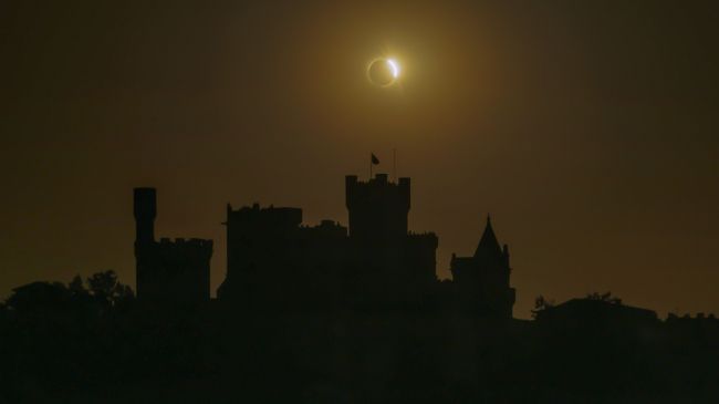 Fase de “anillo de diamante” del eclipse solar total sobre el Palacio Real de Olite (Navarra) que ha tenido lugar este miércoles, el primero en la península ibérica desde 1905, y que ha sido visible en un 100% en la zona Media y Ribera de Navarra. (EFE) Fase de “anillo de diamante” del eclipse solar total sobre el Palacio Real de Olite (Navarra) que ha tenido lugar este miércoles, el primero en la península ibérica desde 1905, y que ha sido visible en un 100% en la zona Media y Ribera de Navarra. (EFE)