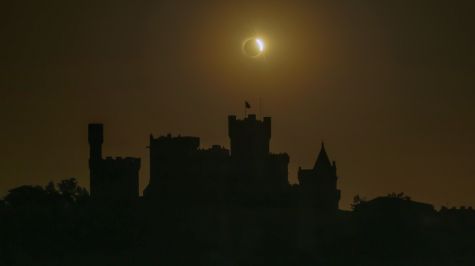 Fase de “anillo de diamante” del eclipse solar total sobre el Palacio Real de Olite (Navarra) que ha tenido lugar este miércoles, el primero en la península ibérica desde 1905, y que ha sido visible en un 100% en la zona Media y Ribera de Navarra.  (EFE)