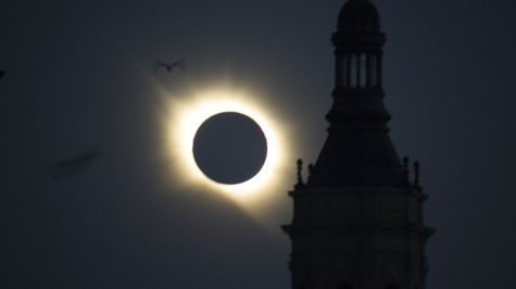 Vista del eclipse solar en Zaragoza, este miércoles. (EFE)