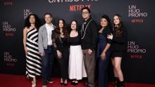 La directora Maite Alberdi (c) posa junto a los actores Mayra Batalla (i), Ana Celeste Montalvo (3-i), Armando Espitia (3-d), Luisa Guzmán (d) y los productores Sandra Godínez (2-d) y Maximiliano Sanguine (2-i) durante la alfombra roja de la película 'Un hijo propio' este miércoles, en Ciudad de México (México). EFE/José Méndez