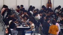 Al encabezar la aplicación del examen de control para aspirantes a licenciatura en Oaxaca, Lomelí Vanegas subrayó que el objetivo primordial es “dar certidumbre, no solamente a las y los estudiantes y a sus familias, sino a la nación” (Foto: Cuartoscuro)