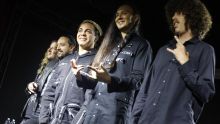 El cantante mexicano Cristian Castro (c-d) posa junto a los integrantes de su banda La Esfinge durante una rueda de prensa en la que anunciaron su tercer álbum, que fusionará el pasado prehispánico de México con un rock “romántico”, este jueves en Ciudad de México (México). EFE/ Sáshenka Gutiérrez
