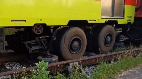 Un tren que circulaba sin pasajeros salió de su posición de vía, situación derivada de una posible falla en el aparato de cambi ode vía, Las autoridades atribuyeron este desperfecto a una afectación del terreno. (Foto: @luismiguelbaraa )