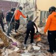 Dos muertos y un herido por un terremoto de 7.7 en la costa de Indonesia. (EFE)
