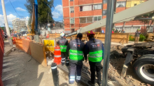 La pluma cayó mientras se realizaban maniobras en la zona de excavación, lo que movilizó a los servicios de emergencia para verificar posibles personas afectadas y las condiciones del sitio. (Foto: SGIRPC)