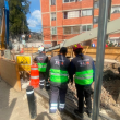 La pluma cayó mientras se realizaban maniobras en la zona de excavación, lo que movilizó a los servicios de emergencia para verificar posibles personas afectadas y las condiciones del sitio. (Foto: SGIRPC)