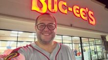 A través de una publicación en la plataforma X realizada el pasado 15 de agosto, José Ramón difundió una selfie tomada en el exterior de una sucursal de la cadena Buc-ee's (Foto: Especial)