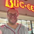 A través de una publicación en la plataforma X realizada el pasado 15 de agosto, José Ramón difundió una selfie tomada en el exterior de una sucursal de la cadena Buc-ee's (Foto: Especial)