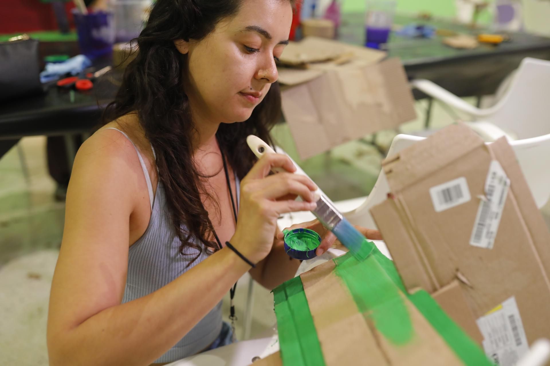 Mujeres elaboran manualidades como parte del proyecto 'La Ciudad de las Damas' este viernes, en el Museo de las Artes (MUSA) en Guadalajara (México). EFE/ Francisco Guasco