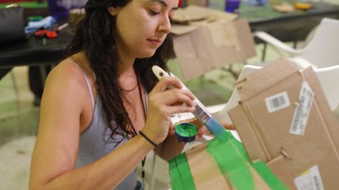 Mujeres elaboran manualidades como parte del proyecto 'La Ciudad de las Damas' este viernes, en el Museo de las Artes (MUSA) en Guadalajara (México). EFE/ Francisco Guasco