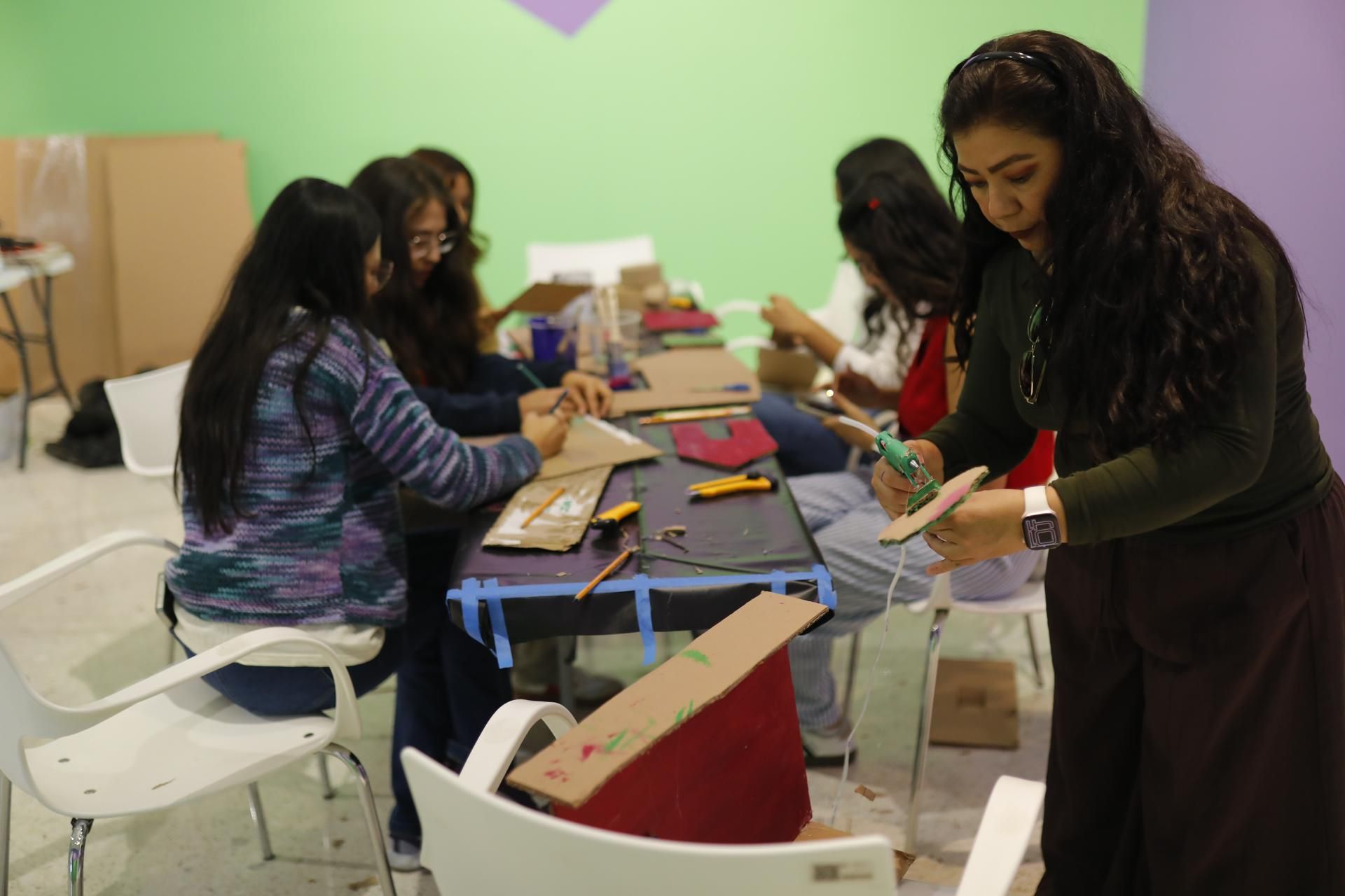 Mujeres elaboran manualidades como parte del proyecto 'La Ciudad de las Damas' este viernes, en el Museo de las Artes (MUSA) en Guadalajara (México). EFE/ Francisco Guasco