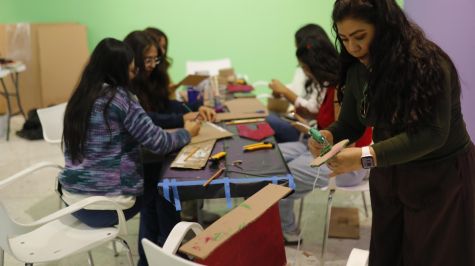 Mujeres elaboran manualidades como parte del proyecto 'La Ciudad de las Damas' este viernes, en el Museo de las Artes (MUSA) en Guadalajara (México). EFE/ Francisco Guasco