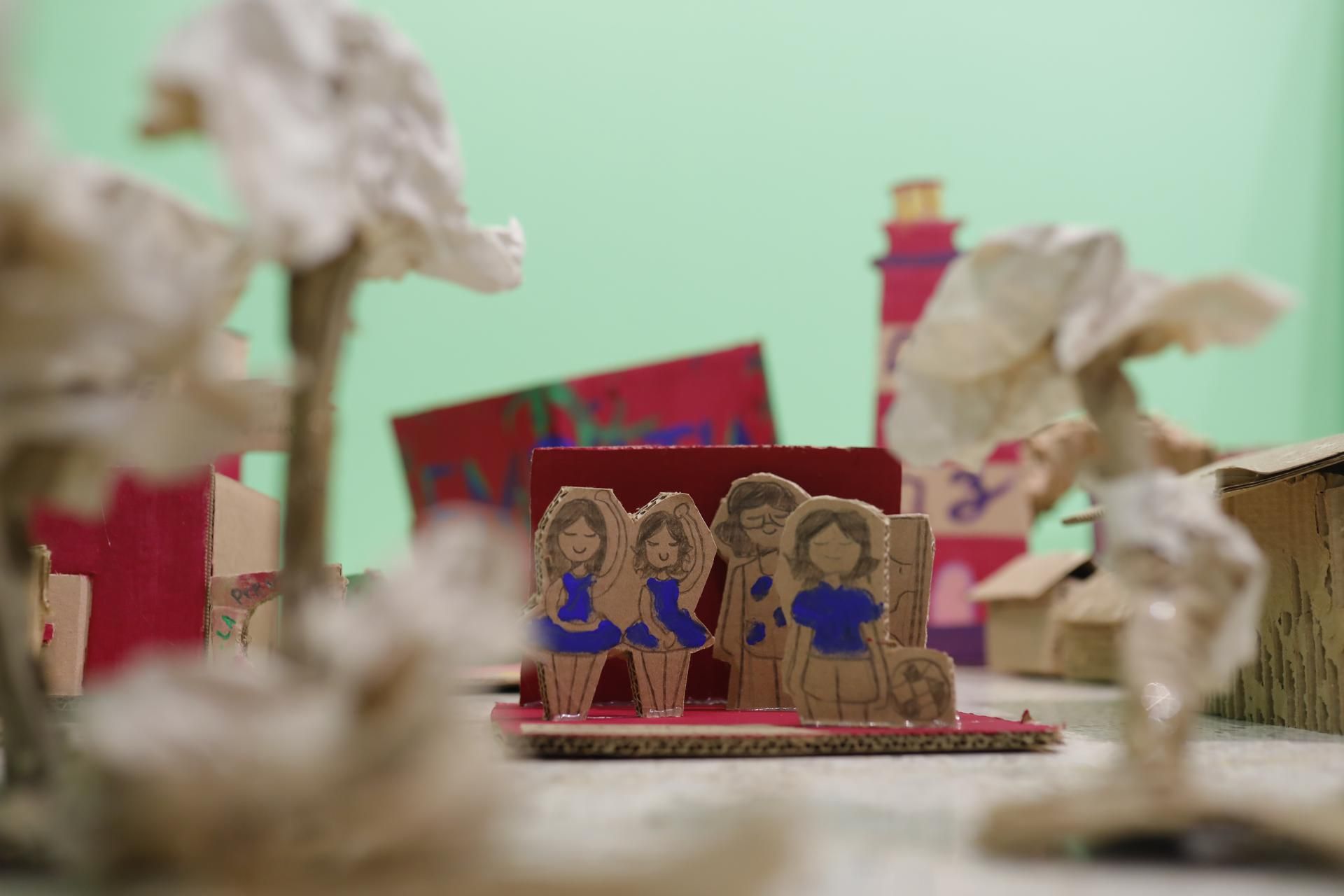 Fotografía que muestra manualidades elaboradas por mujeres como parte del proyecto 'La Ciudad de las Damas' este viernes, en el Museo de las Artes (MUSA) en Guadalajara (México).