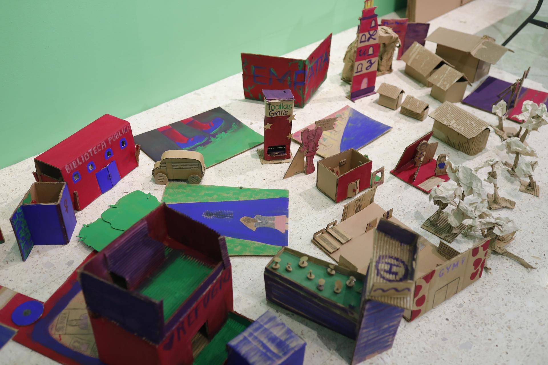 Fotografía que muestra manualidades elaboradas por mujeres como parte del proyecto 'La Ciudad de las Damas' este viernes, en el Museo de las Artes (MUSA) en Guadalajara (México).