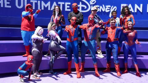 Personas disfrazadas del personaje Spider-Man posan para un fotografía este viernes, durante el inicio de la convención D23 en Anaheim (Estados Unidos). Disney despliega este fin de semana su extensa hoja de ruta en la D23, la mayor convención mundial de la compañía, para revelar ante miles de seguidores el rumbo de los futuros proyectos cinematográficos y televisivos, así como las novedades en parques y cruceros para los próximos años. EFE/ Omar Alonso
