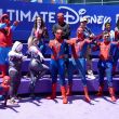 Personas disfrazadas del personaje Spider-Man posan para un fotografía este viernes, durante el inicio de la convención D23 en Anaheim (Estados Unidos). Disney despliega este fin de semana su extensa hoja de ruta en la D23, la mayor convención mundial de la compañía, para revelar ante miles de seguidores el rumbo de los futuros proyectos cinematográficos y televisivos, así como las novedades en parques y cruceros para los próximos años. EFE/ Omar Alonso