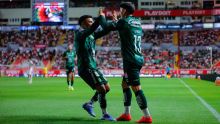 León vence 2-1 al Necaxa con 10 hombres en Liga MX