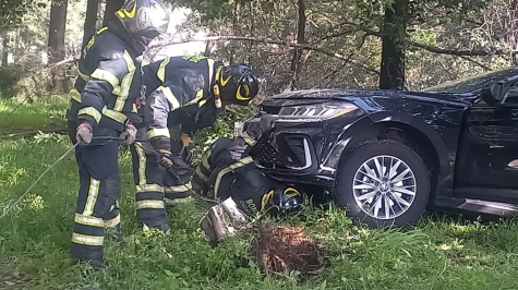 El accidente ocurrió en el cruce de Ahuehuetes Sur y Bosques de Primavera, donde el automóvil involucrado terminó detenido a la orilla de una barranca. (Foto: @JefeVulcanoCova )