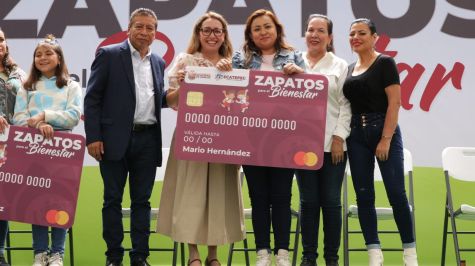 En el Centro Regional de Cultura, Arte y Deporte Las Américas, donde se realizó la entrega de tarjetas a tres mil 400 padres de familia