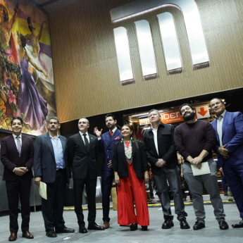 Brugada señaló que la pieza representa el encuentro de dos mundos mediante referencias a figuras de distintas tradiciones mitológicas, entre ellas Apolo, Dionisio, Quetzalcóatl y Xochipilli.