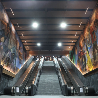 “Apoteosis” fue instalado en una de las escaleras de la estación y presenta un efecto holográfico que hace que la percepción de la obra cambie dependiendo del punto desde el que sea observada.