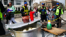 La protesta de este viernes mantiene la presión sobre el gobierno capitalino para definir el esquema bajo el cual continuará el comercio en los alrededores de la Alameda Central. (Foto: Cuartoscuro)