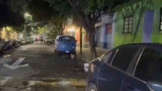 La agresión ocurrió anoche mientras la víctima se desplazaba en una motocicleta y de acuerdo con reportes policiales, los hechos se registraron en la intersección de la calle Lago Chalco y la avenida Marina Nacional (Foto: @Enrique_LunaP)