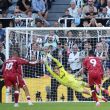 Víctor Muñoz provoca penal en empate del Liverpool ante Newcastle