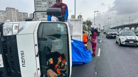 Minutos después, dos de los automóviles de emergencia que acudían a brindar auxilio colisionaron entre sí en un intento por rebasar el tráfico, provocando heridas a dos paramédicos y paralizando por completo la circulación de la vía rápida (Foto: Especial)