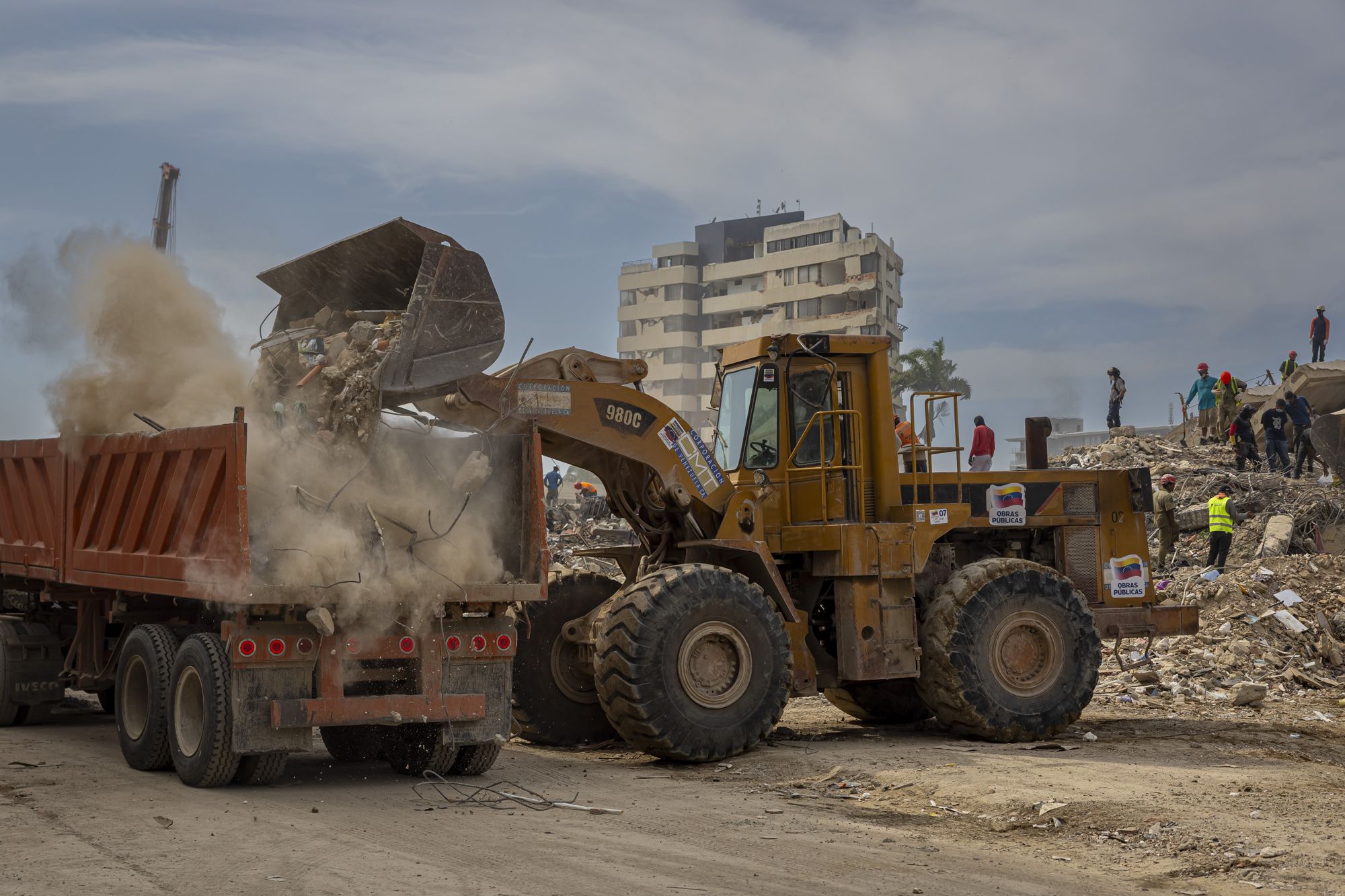 Voluntarios y autoridades remueven escombros este lunes, en edificios afectados por el doble terremoto del 24 de junio |EFE