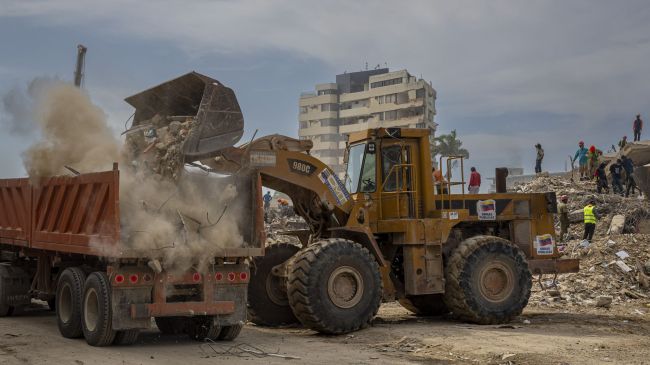 Voluntarios y autoridades remueven escombros este lunes, en edificios afectados por el doble terremoto del 24 de junio |EFE Voluntarios y autoridades remueven escombros este lunes, en edificios afectados por el doble terremoto del 24 de junio |EFE