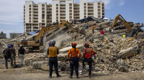 Voluntarios y autoridades remueven escombros este lunes, en edificios afectados por el doble terremoto del 24 de junio |EFE