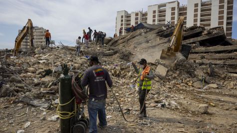 Voluntarios y autoridades remueven escombros este lunes, en edificios afectados por el doble terremoto del 24 de junio |EFE