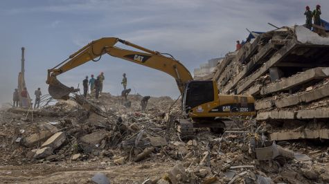 Voluntarios y autoridades remueven escombros este lunes, en edificios afectados por el doble terremoto del 24 de junio |EFE