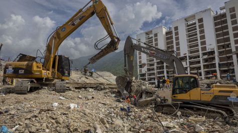 Voluntarios y autoridades remueven escombros este lunes, en edificios afectados por el doble terremoto del 24 de junio |EFE