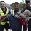 Rescatistas salvan a una mujer de la tercera de edad en Nepal (EFE)