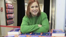 Fotografía de archivo, tomada el 06/05/2026 en Zaragoza, de la escritora Elísabet Benavent que regresa a Netflix el 28 de agosto con la nueva adaptación de su novela 'Toda la verdad de mis mentiras'. Con esta miniserie compuesta por cinco episodios, Benavent explora lo que denomina como "amor por los amigos" y el concepto de que "detrás de cada mentira hay una verdad". EFE/Archivo/Javier Cebollada