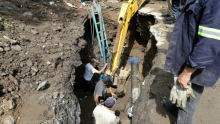 Una fuga de agua potable y una falla en el drenaje provocaron un socavón en Ermita Iztapalapa; autoridades trabajan para repararlo. (Foto:  @BJAlcaldia)